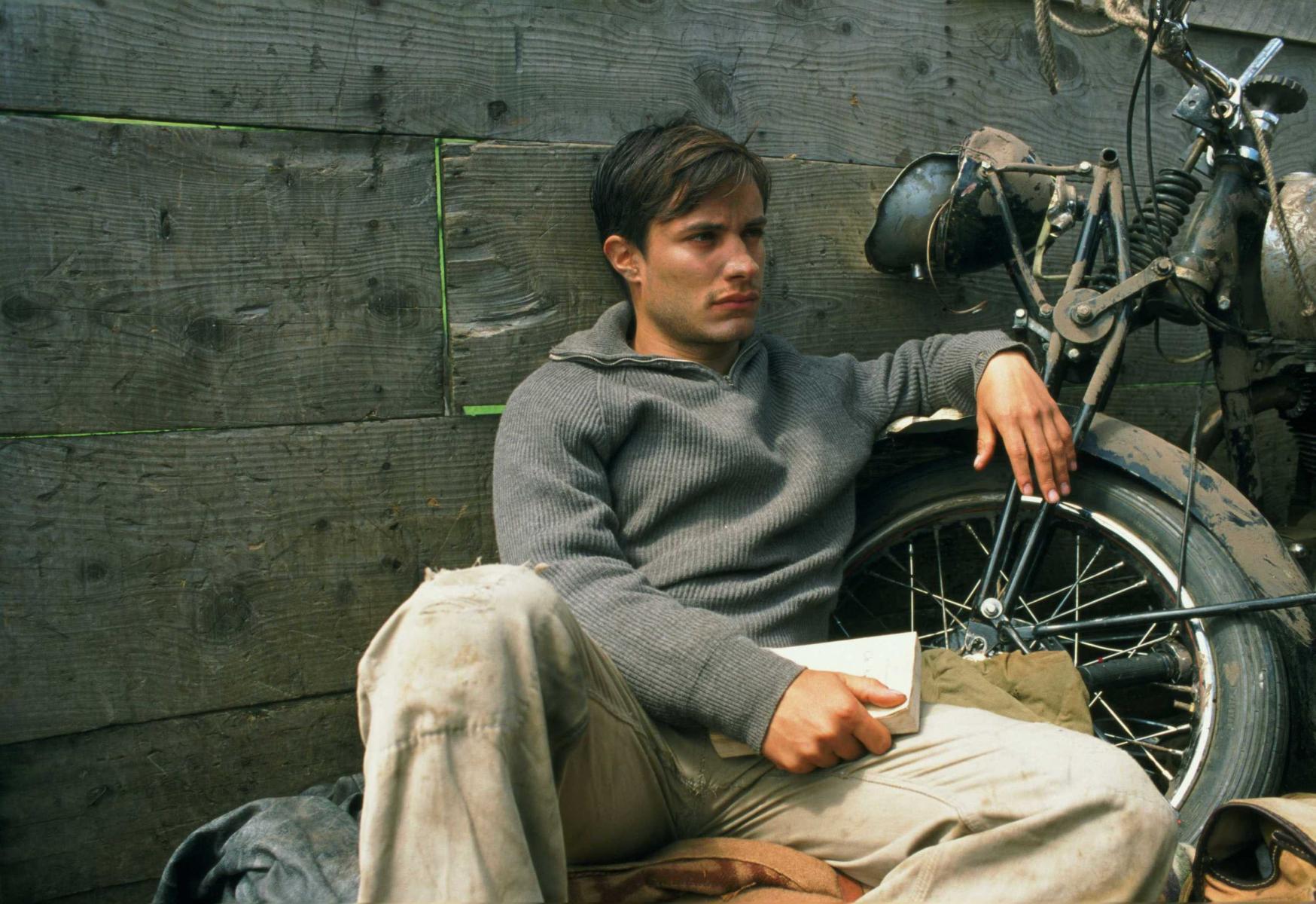 An image of the actor Gabriel García Bernal in Motorcycle Diaries