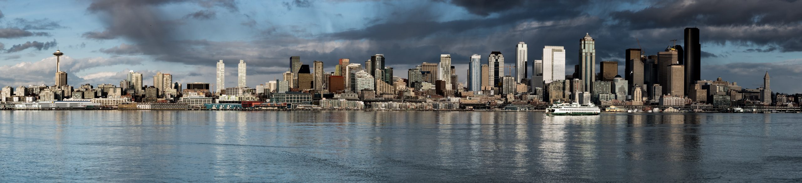 Wide-angle photography of the harbor in Seattle, Washington.